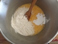 3 - Ajoutez la farine et la levure
