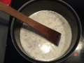 3 - Mettre dans une casserolle le lait et la vanille