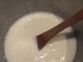 6 - Ajoutez le mélange lait et vanille au mélange oeuf et sucre