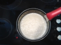 2 - Le lait, sucre et sucre vanillé dans la casserole