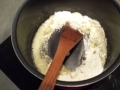 Ajoutez la farine hors du feu
