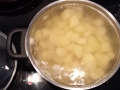 3 - Faitez cuire les pommes de terre dans le gros sel
