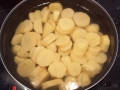 4 - Mettre les pommes de terre dans l'eau avec le sel