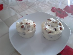 Gâteaux de semoule et raisins terminés