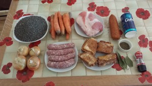 Ingrédients pour les saucisses, lentilles, rillons et petit salé