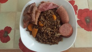 Saucisses, lentilles, rillons et petit salé terminé