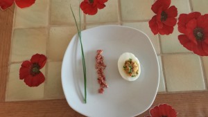 Oeuf mimosa, lardons et ciboulette terminés