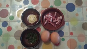 Ingrédients pour les oeufs mimosa, lardons et ciboulette