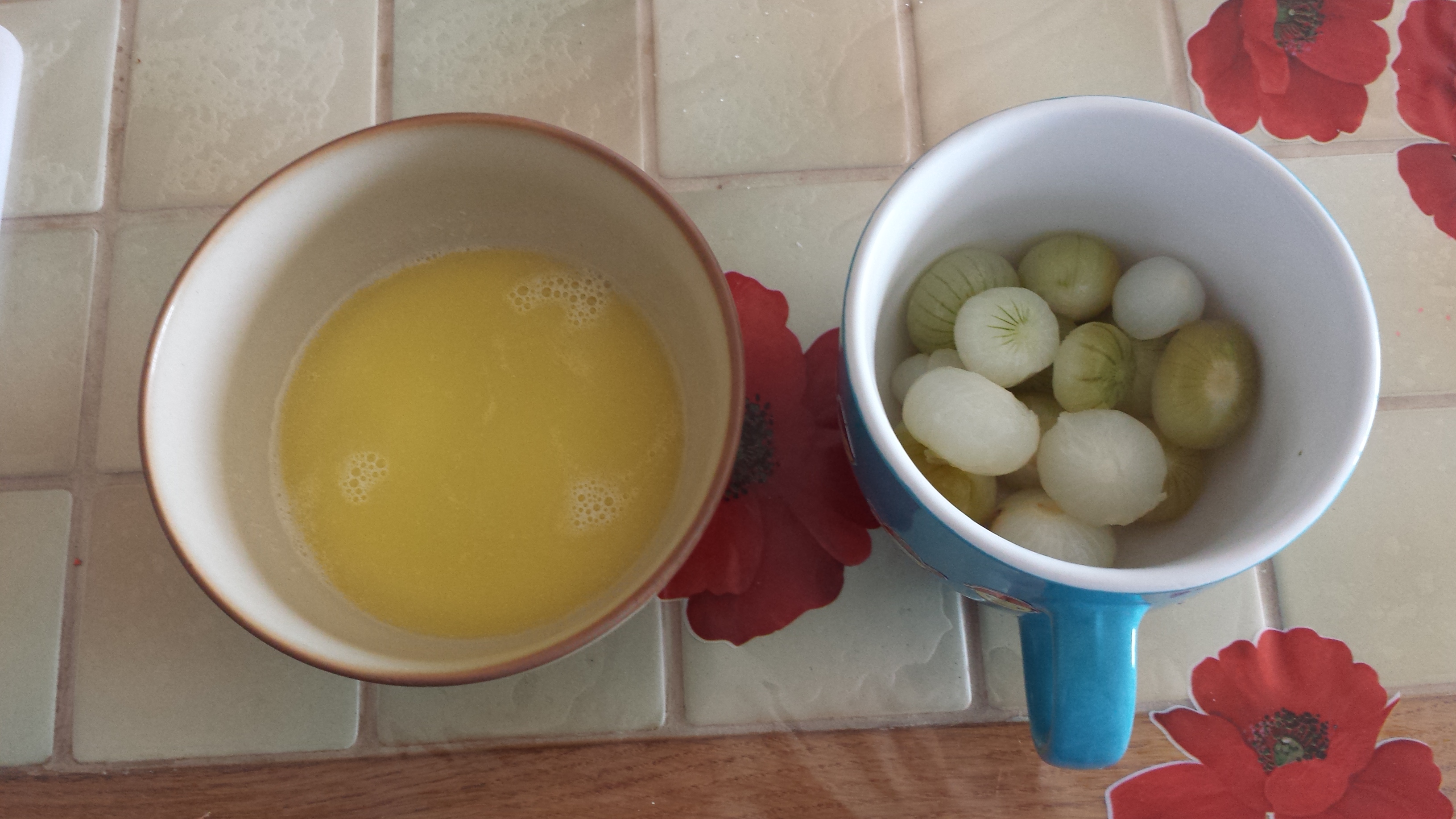 7 - Egouttez les oignons et le jus