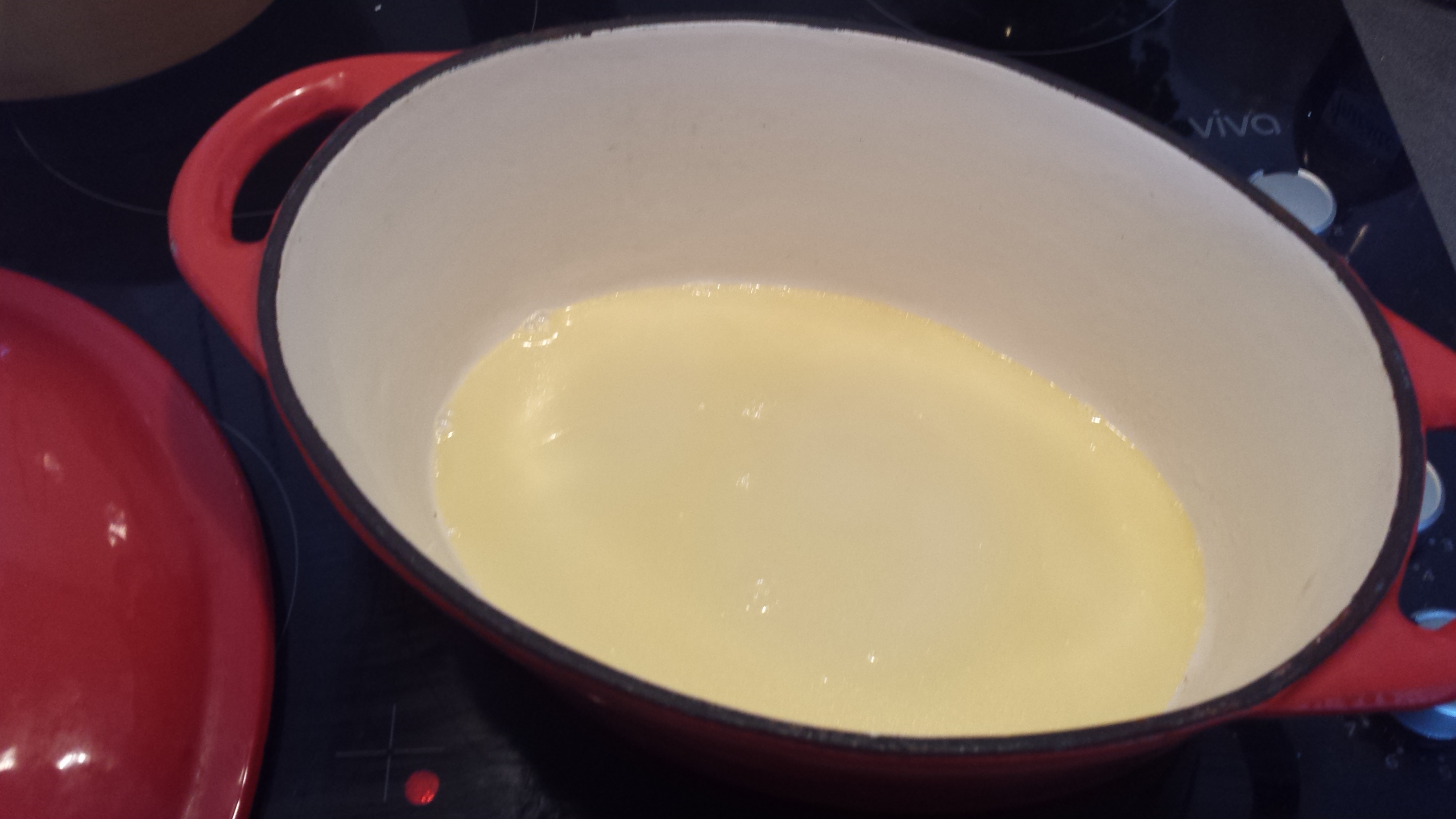 9 - Mettre le jus dans la cocotte en fonte