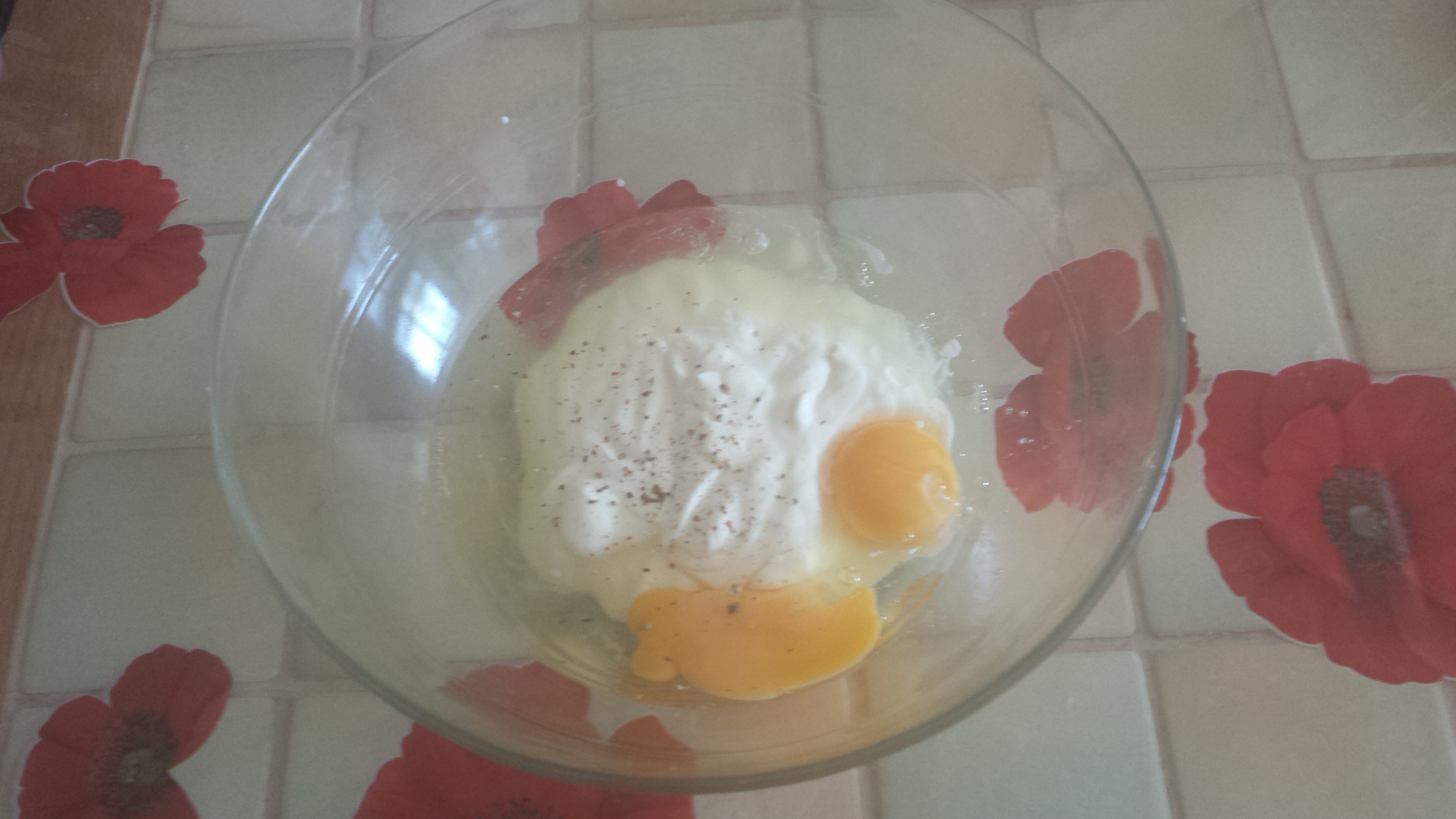 8 - Dans un saladier mélangez les oeufs et la crème