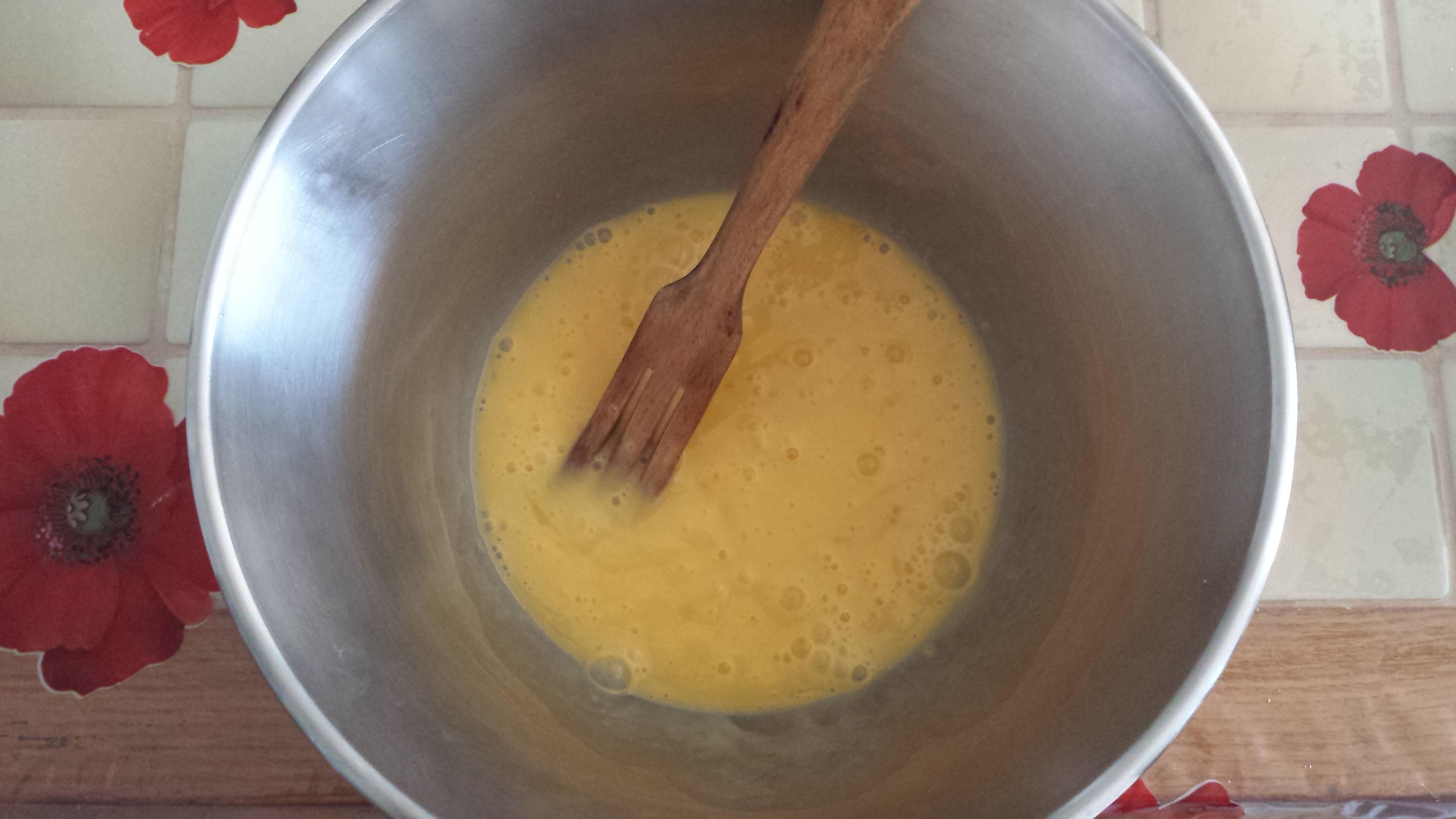 2 - Battez les oeufs en omelette