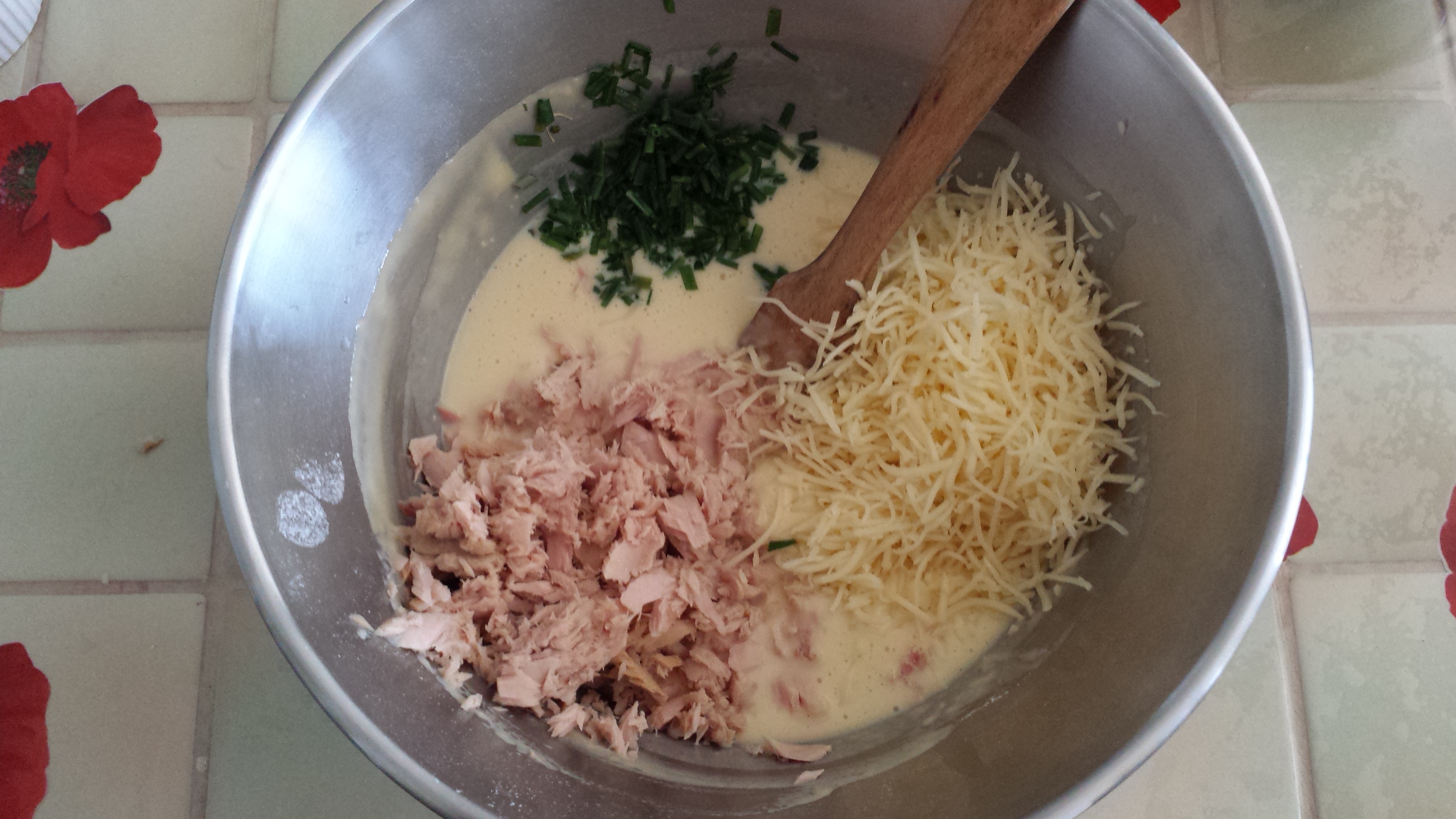5 - Ajoutez le thon, la ciboulette et l'emmental