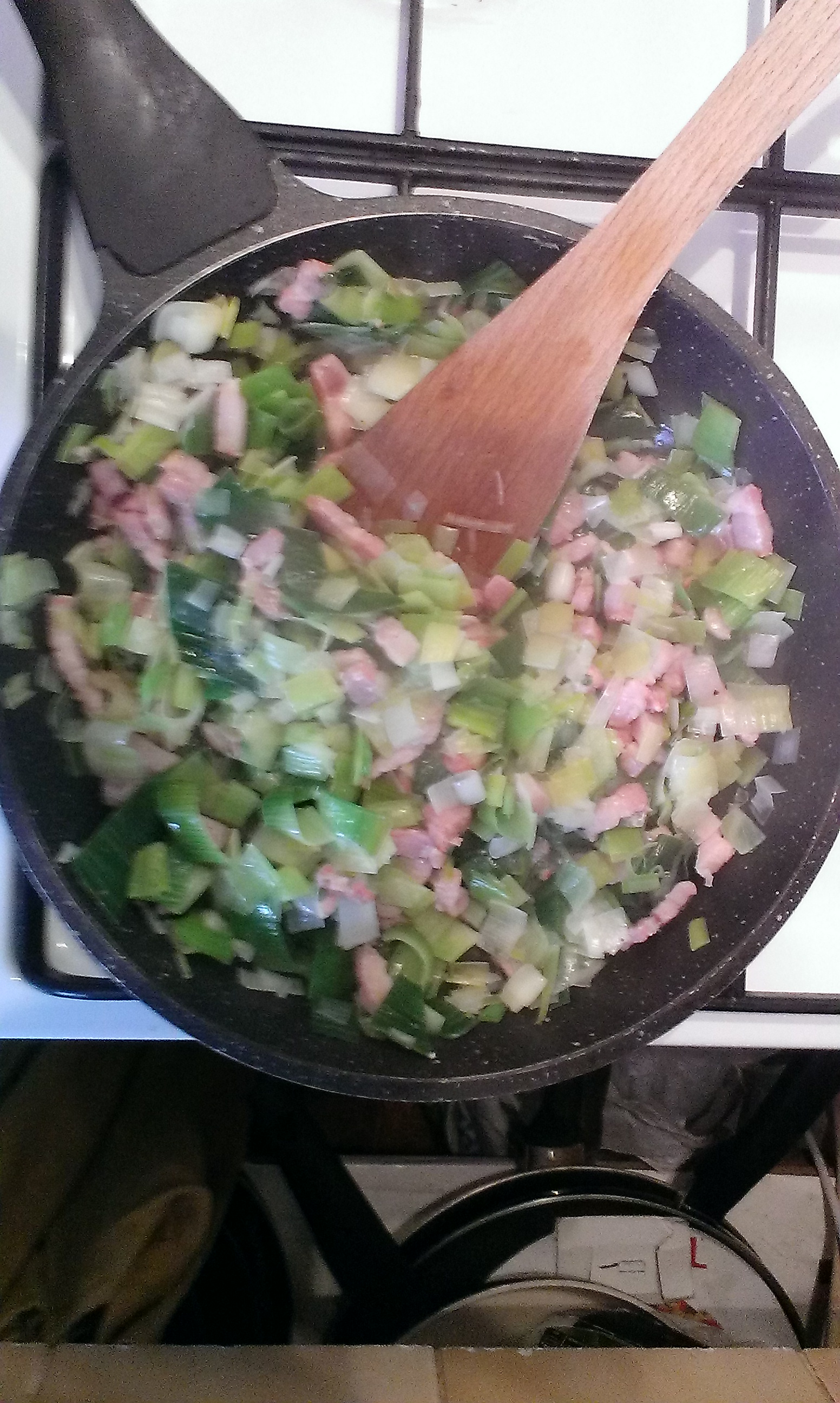 4 - Ajout des lardons aux poireaux fondus