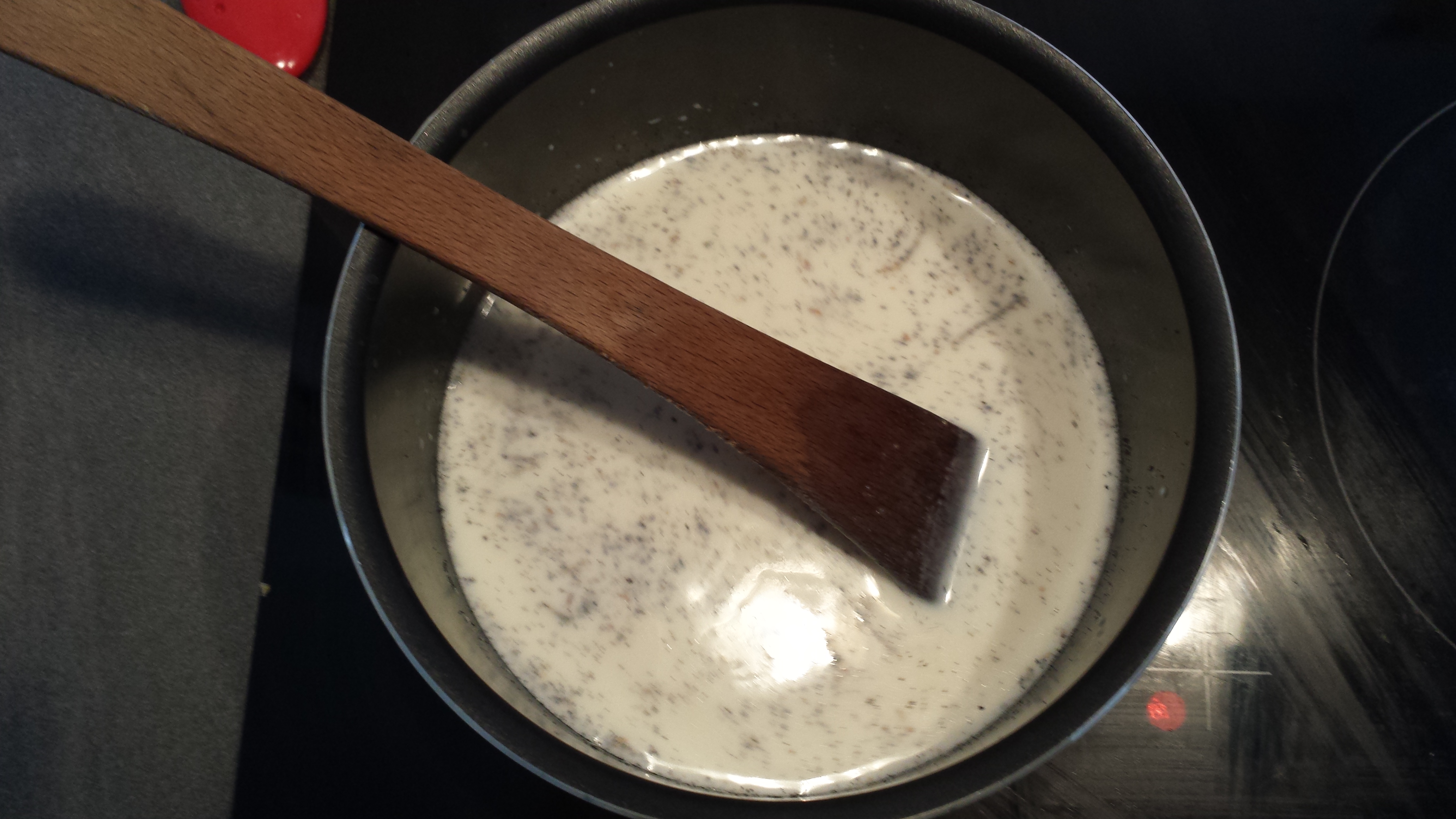 3 - Mettre dans une casserolle le lait et la vanille