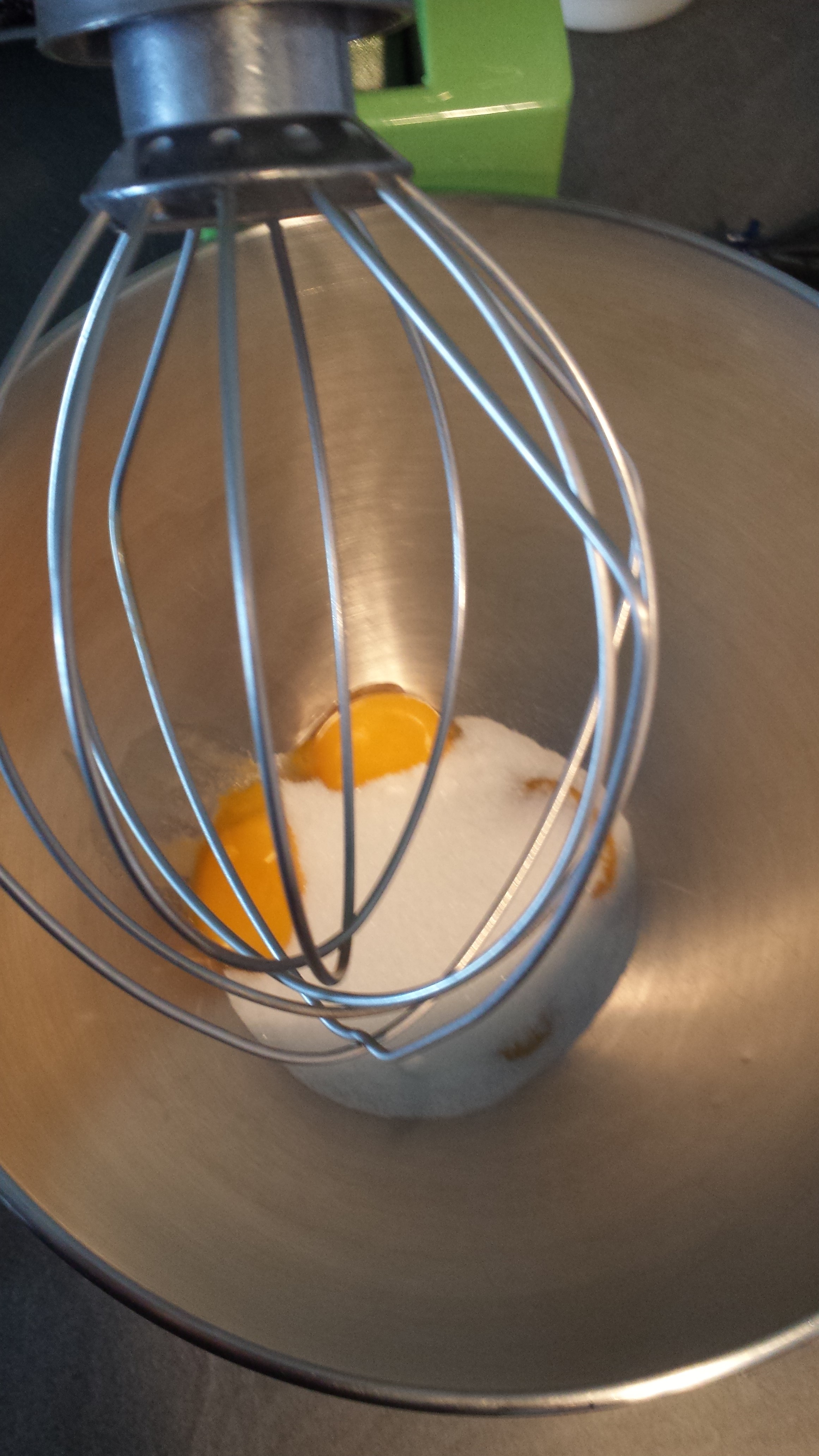 4 - Mettre le sucre et les oeufs dans le batteur