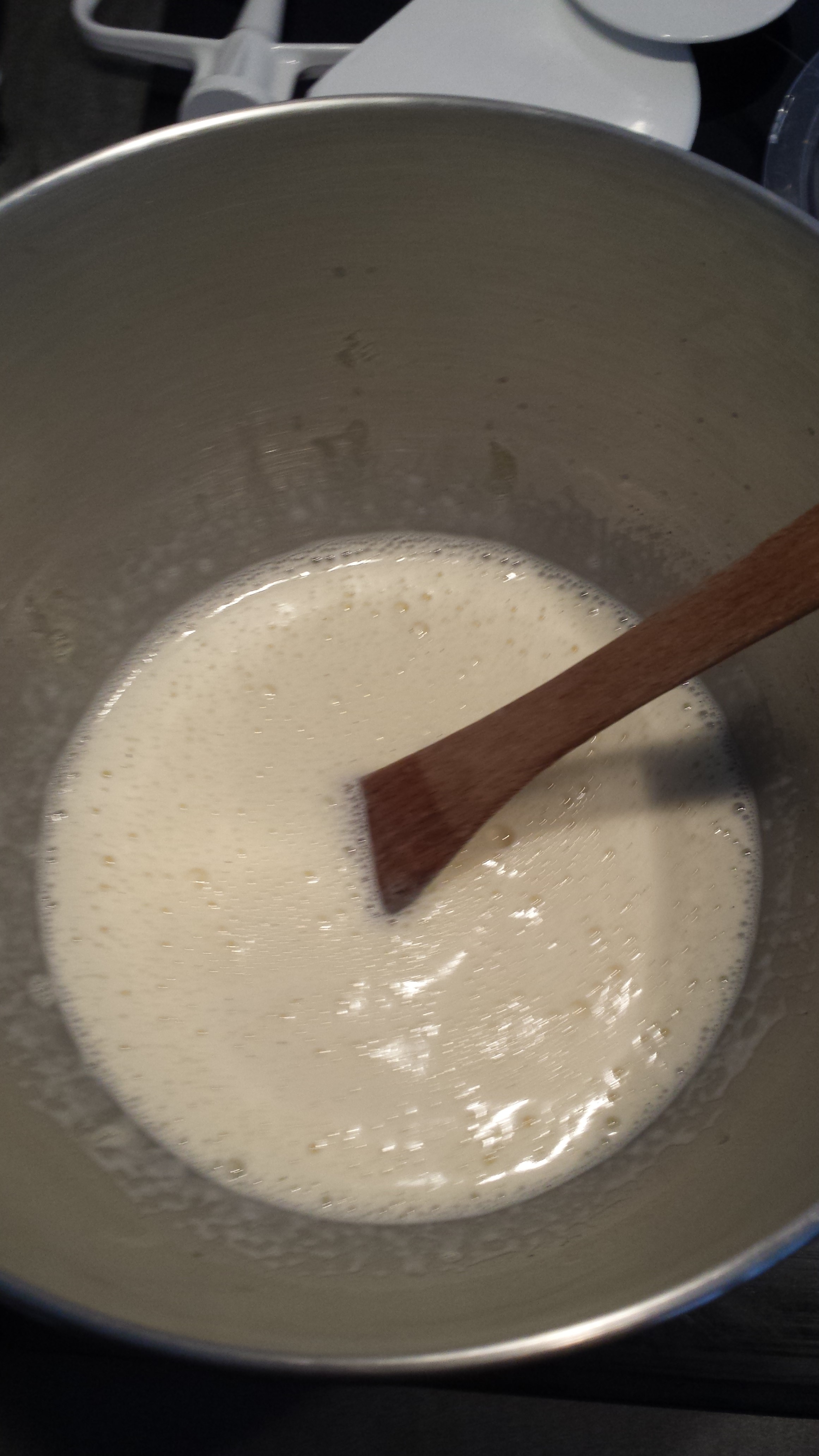 6 - Ajoutez le mélange lait et vanille au mélange oeuf et sucre