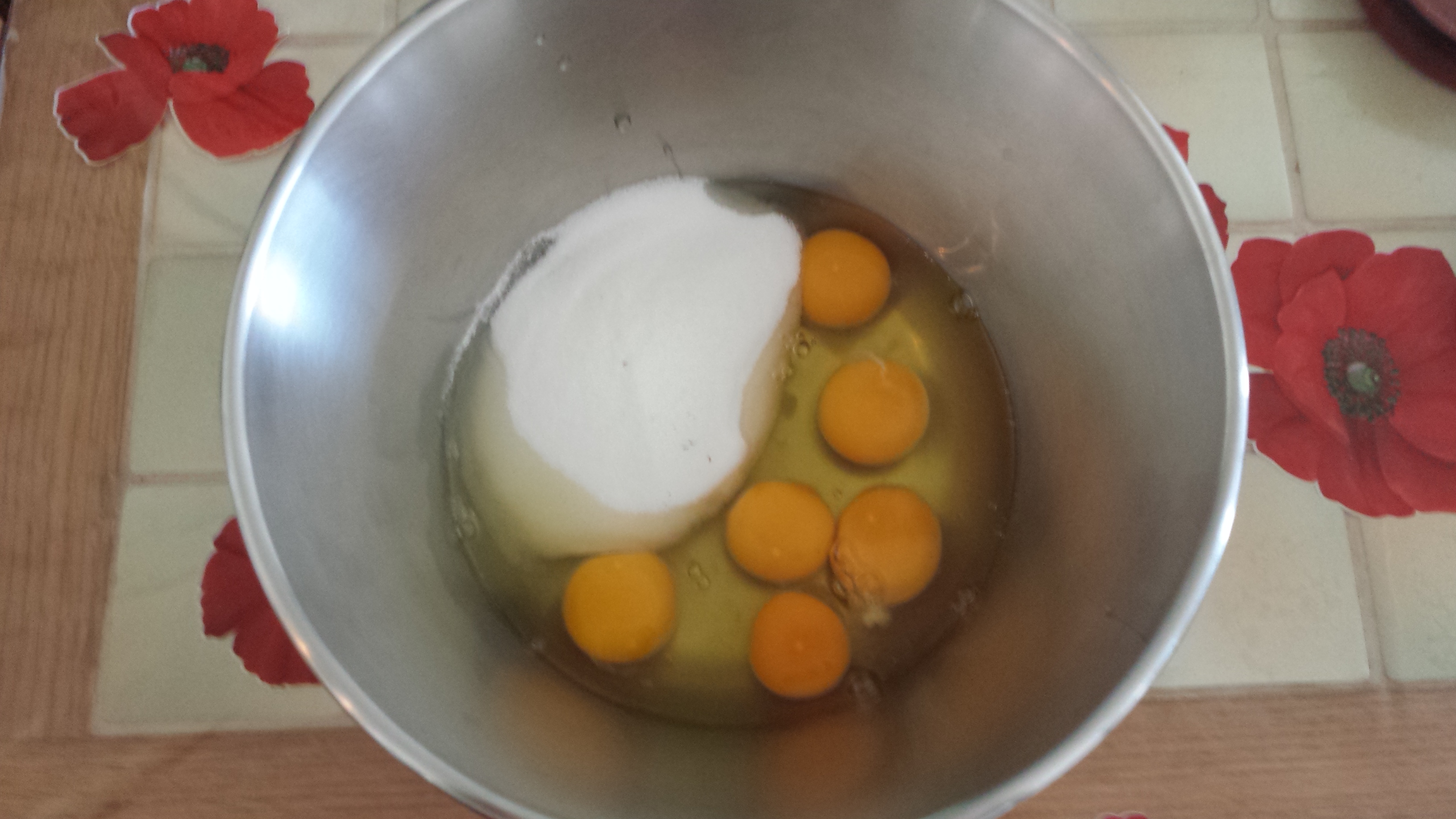3 - Fouettez les oeufs et le sucre