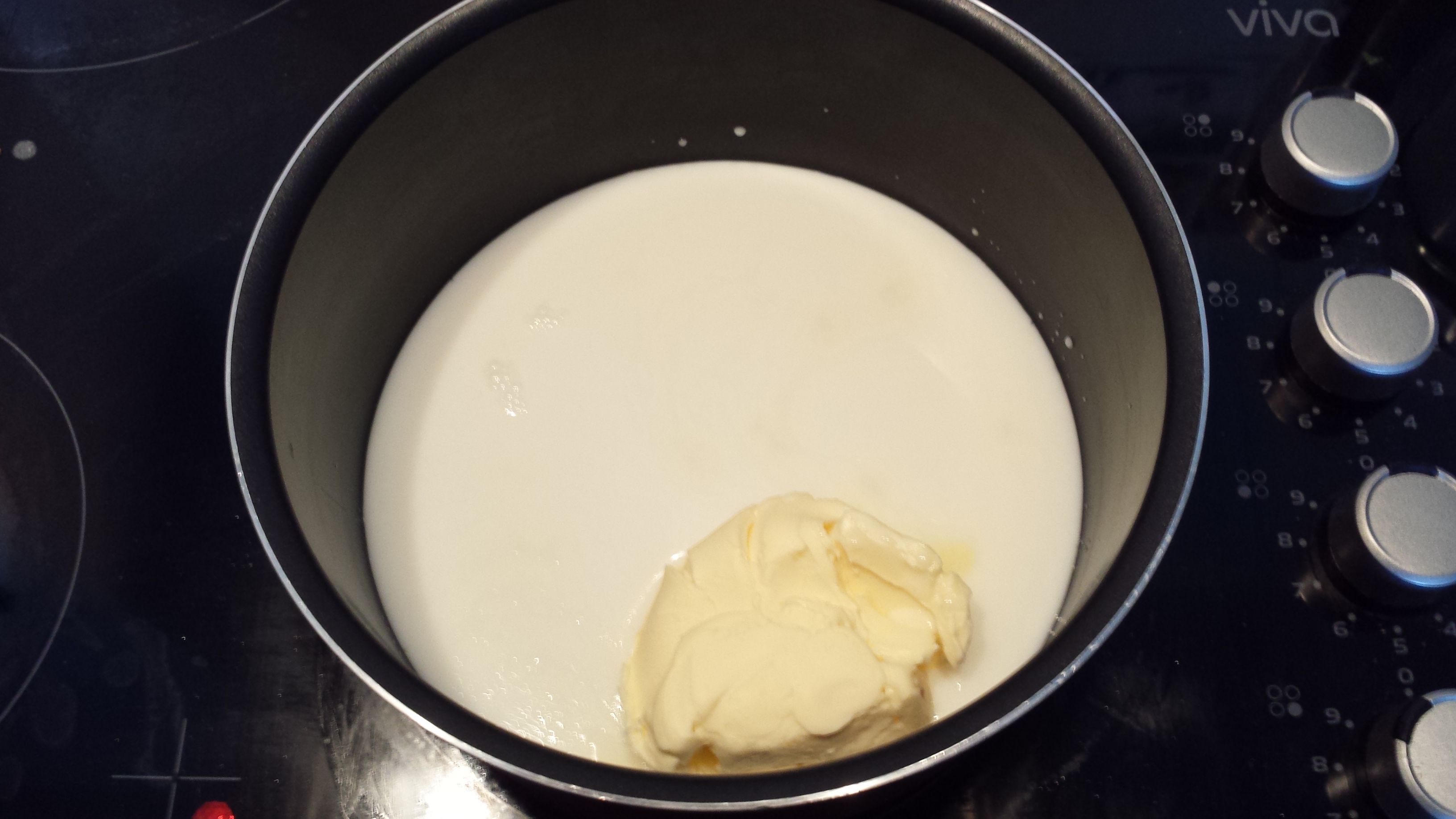 2 - Mettre dans une casserole lait, eau, sel et beurre.jpg