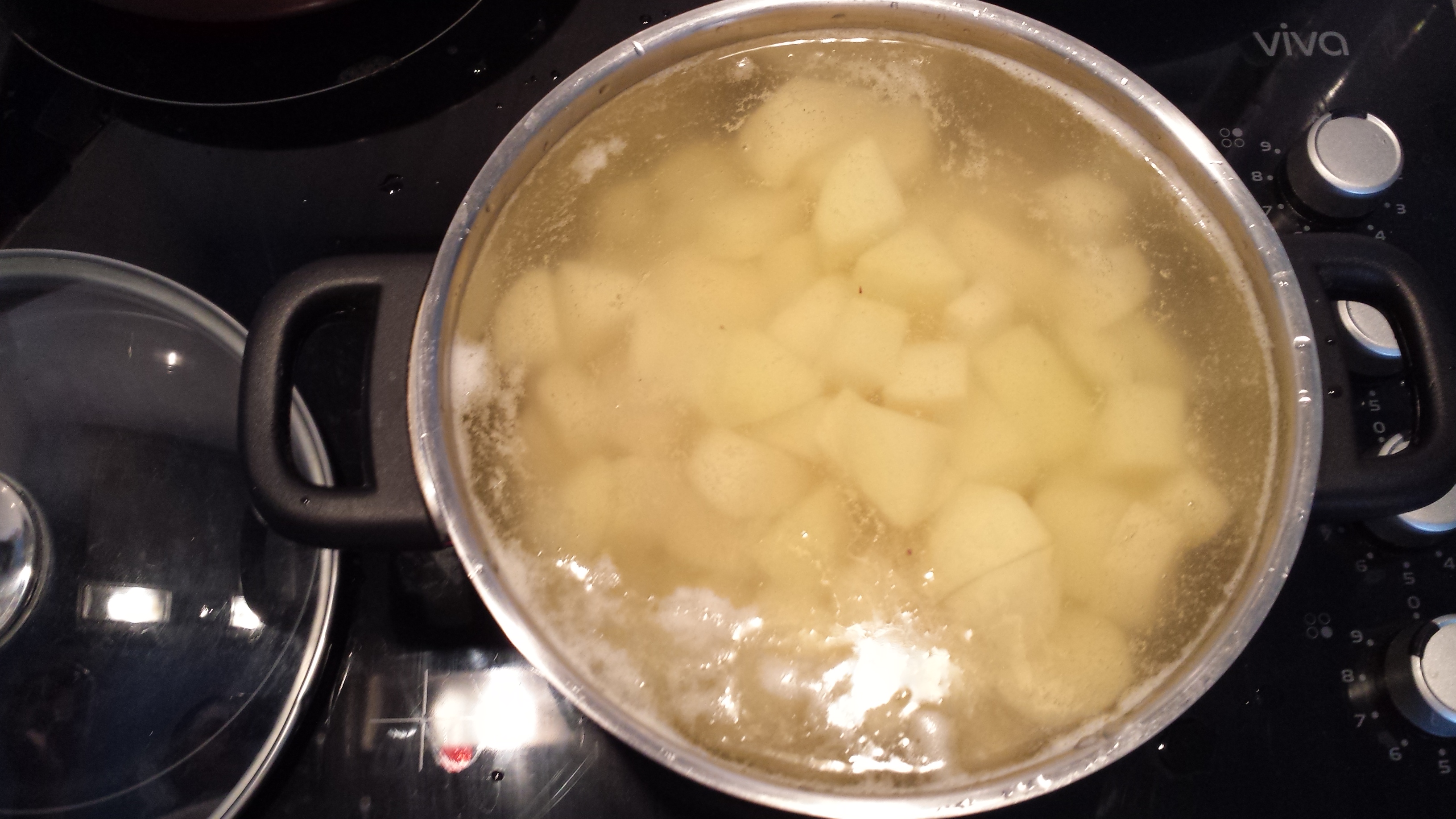3 - Faitez cuire les pommes de terre dans le gros sel