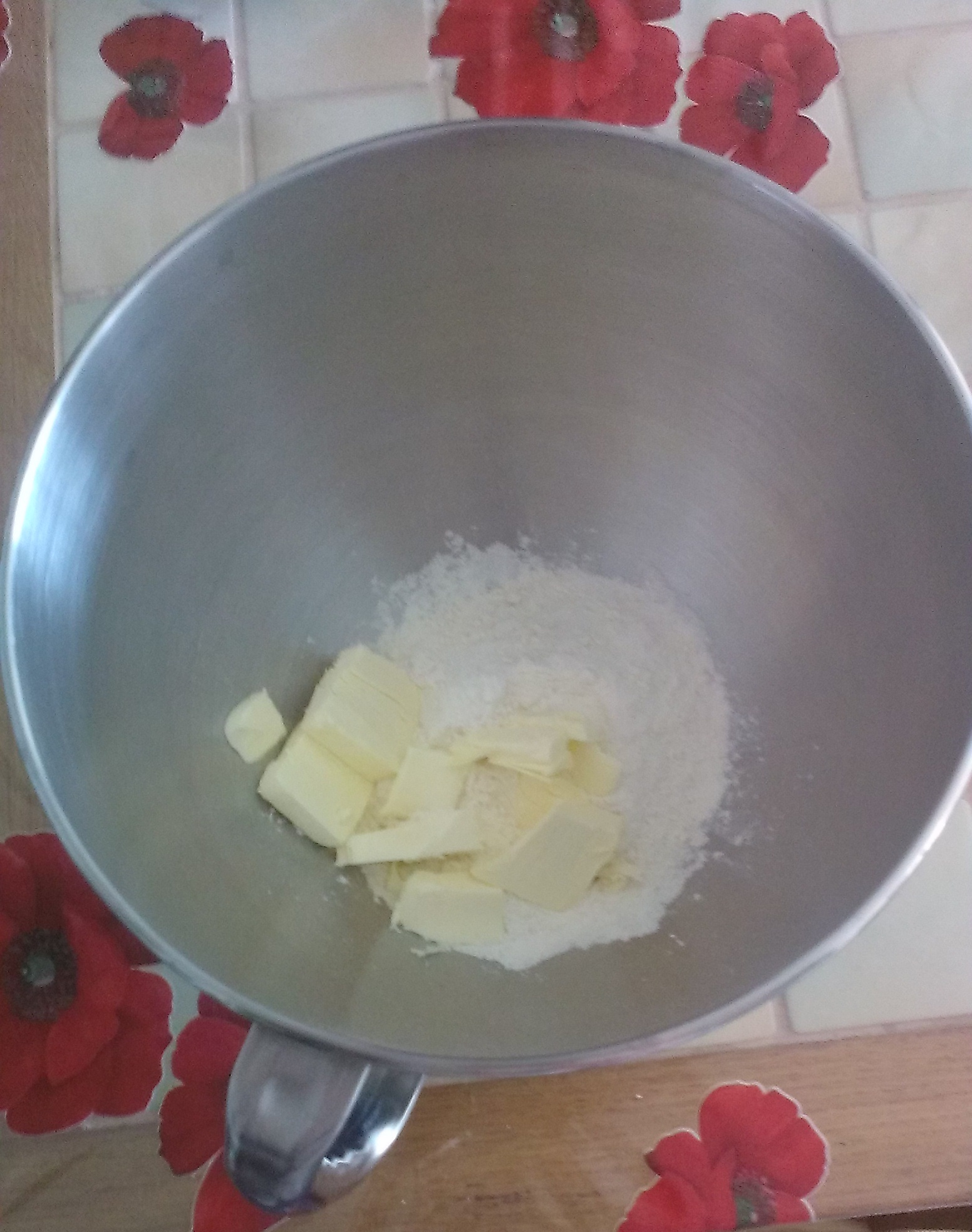 2 - Sel, farine et beurre pommade dans la cuve du batteur