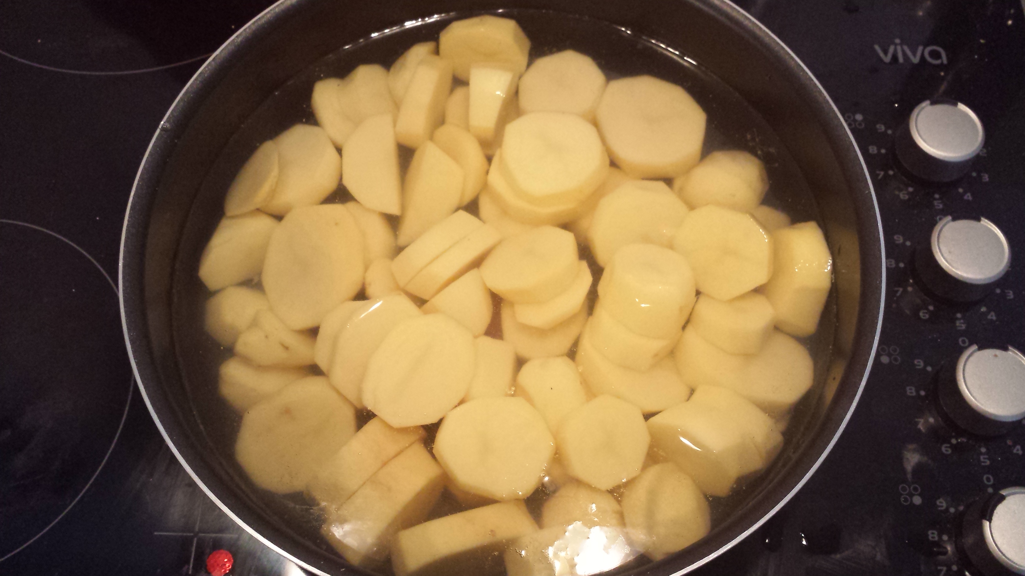 4 - Mettre les pommes de terre dans l'eau avec le sel