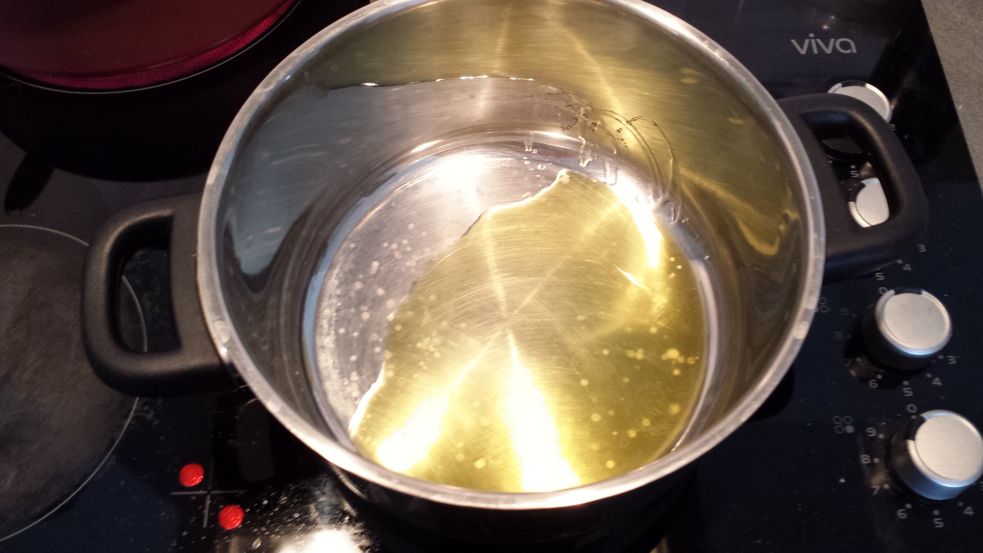 3 - Huile dans fond casserole.jpg
